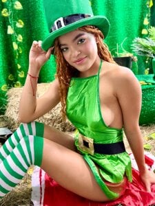 Zoey_Taylor07 💚 Kiss Me… I’m Lucky Pic 4