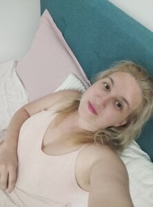 BlondeAmalia Public Pic 2