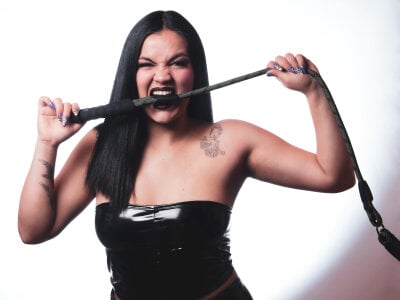 GoddessJulietteNoiir Ready to serve me? Billede