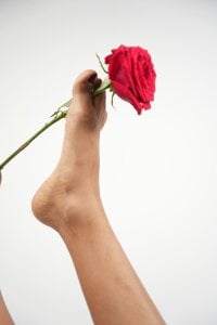 roxxy_white Roses on feet🌹 Hình