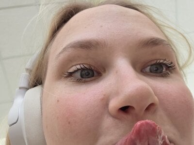 KarinRobertson Gravity Hình 2