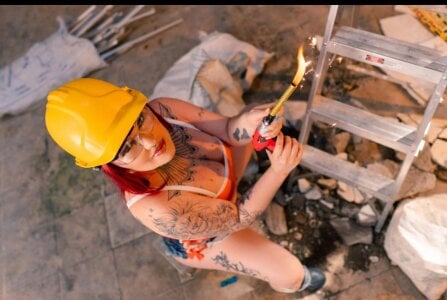 hot builder👷‍♀️🏗️ de AlejandraMartinezz  3 Imagens