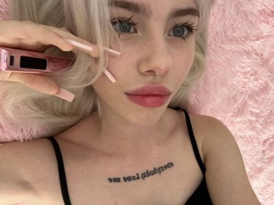 red_qwe real livee Pic