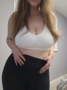 Janie-Busty-Milf Public Gambar