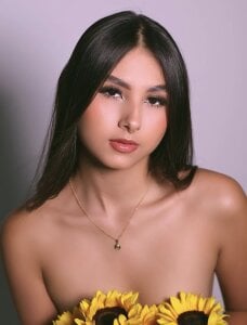 MaddyOwens Sunflowers 🍃 Pic 2