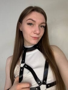 DevonaFares ❤️Green-eyed bitch is eager to play 🎮 Pic 4