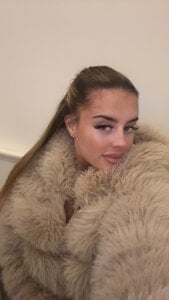 Emelia_Mae Public Foto 3