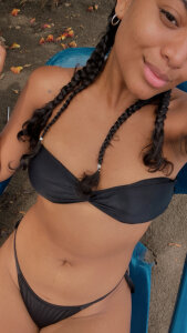 Carlymonroee_ Beach moment ✨🩷 Gambar