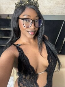 Your queen 👑 de YallianaBrooks  2 Imagens