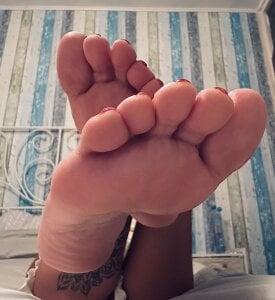AnaRhodes Cute 🦶🏽 Pic 5