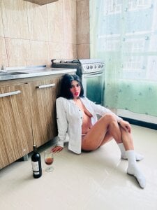 salomebenz horny photos in my house Pic 4