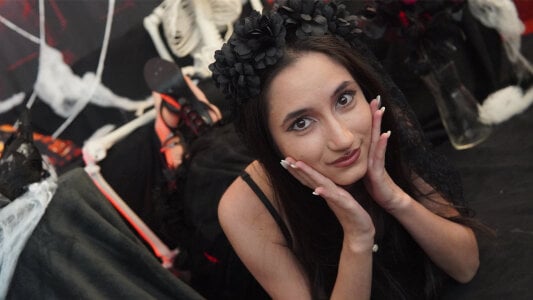 CarolinaBlair Dark, mysterious, and dangerously irresistible 🕷️ Pic