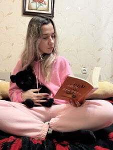 reading a sexy book de MaryBennetts  2 Imagens