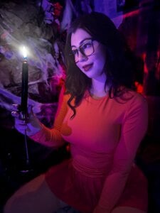 Vilma 🔍🧡 de Zoe_Benson  2 Imagens