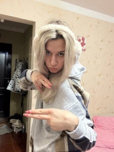 MaryBennetts Tits are shaking in anticipation of your step slika 6