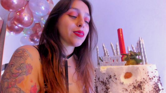 My Bday March 7th🎈 😈🎁✨🌈🥳 de JulianaCarter  3 Imagens