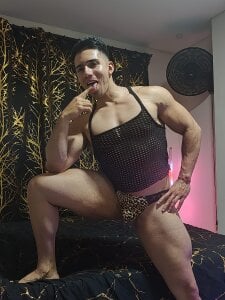 Liam_forest_のPosing in my roomの 5枚の写真