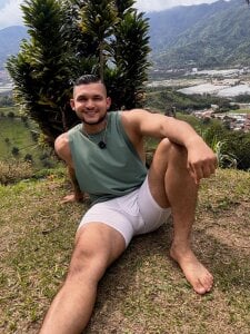 Marco_Vega between mountains☘️ Bilde