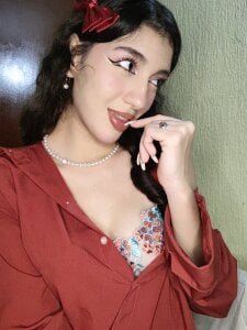 Emily-hottson Public Pic 5