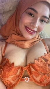 Do you see this smile? That's what happens when I feel naughty. 😈 de ShanaJamil  2 Imagens