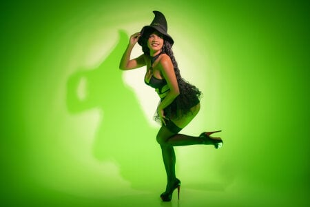 Jade_Thonson1 Sultry dark witch ready to cast her spell on you… my curves are your potion, my gaze your downfall. Immagine 