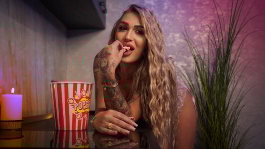 Nicol2Naya Bright, confident and full of naughty energy 😈 Let me bring you sunshine, smiles & hot vibes Foto