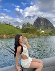 ScarlettStonne a beautiful sunny day ☀🚤 Pic