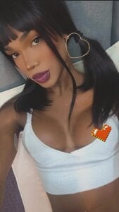 NaomiSteward My favorite outfit? Confidence and a wicked smile 💋 Bilde