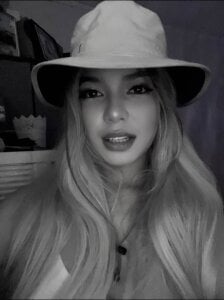 ConstancePorrini Just a cute smile with a little sparkle ✨ Come say hi and let’s make today fun and chill together. Billede