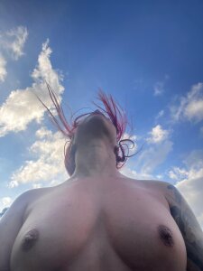 AuroraWishes in public everything is better 🔥 Foto 3