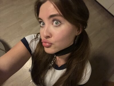 KarolinaLiss Your sexy peach Pic 4