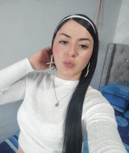 Emily-Hot_ Public Pic 5