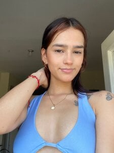 I’m online now, from 8:30 AM to 3:30 PM (Colombia) 🕘✨ I woke up craving your attention… soft skin, de MelodyMansson  2 photos