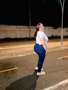 Scarleth-Curvy Public Pic 4