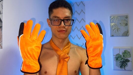 LOOK AT MY GLOVES! de wolfandsky  2 photos