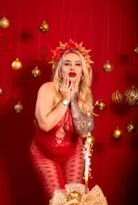 SophieWinsloow Santa isn’t the only one coming🎄😘 Pic 4