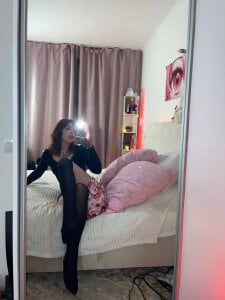 Eva_Sonic posing against mirror Pic 4