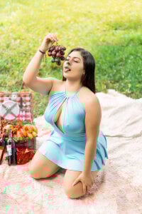 valerysexyy: picnic 🍇🍷 ( 3 фото)