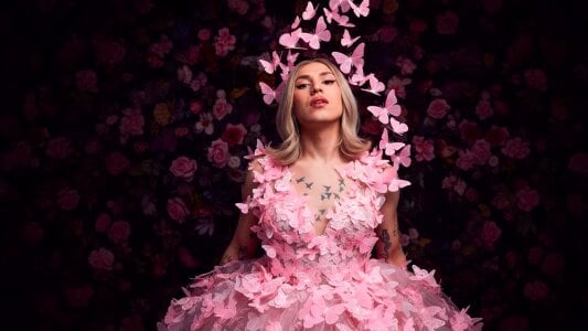 queenramoona-hot: Public ( 4 фото)