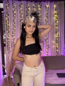 HannaRhodes Selfie and kiss me 🎀 Pic 4