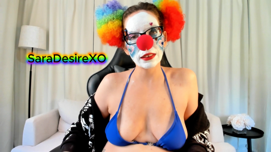 SaraDesirexo I might be a little unhinged today… And that’s exactly why you should be here. Live till 3 pm est. C Poză