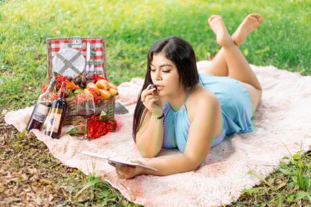 valerysexyy: picnic 🍇🍷 ( 2 фото)