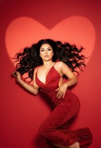 Susana_leeSweet or naughty? On Valentine's Day, I'm both. 🎀🍓 Bild 4