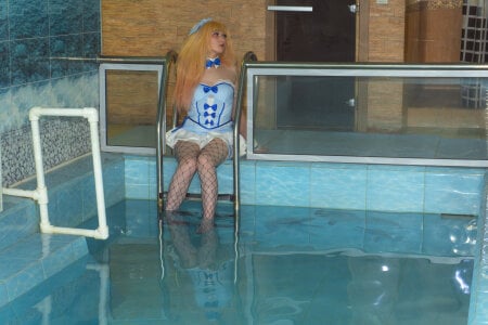 koshkasenpaiのMarin Kitagawa bunny swimpoolの 9枚の写真