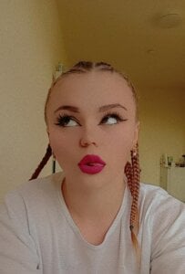 Roxanne5 Public Pic 5