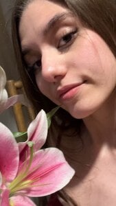 ArianaAllens What's your favorite flower? Hình 2