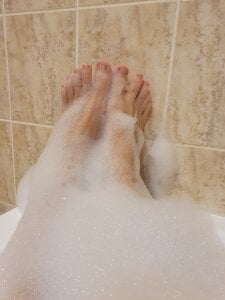 Chcitoodtebe Feet in the bathtub Pic 2