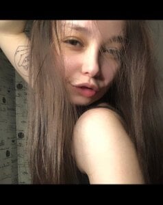 Amarieni A little selfie Photo 6