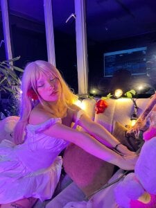 Melody-chers Between lights and petals I become a dream that you can't touch... but you can imagine 💋🌹 사진 6