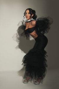 SaraWinstone_ elegance Winstone Immagine  2